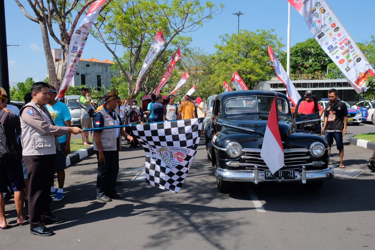 'Seseruan' Mobil Klasik PPMKI di Pulau Dewata