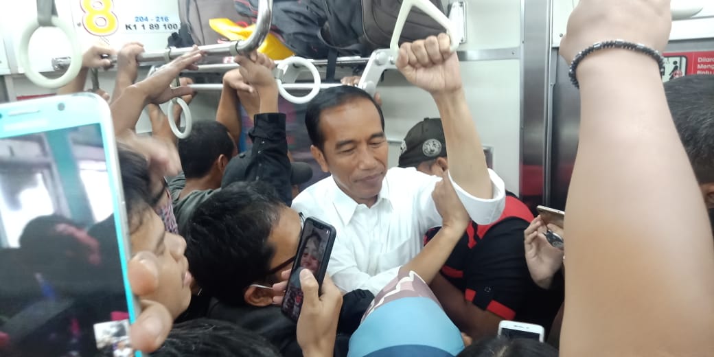 Jokowi Berdesakan Menumpang KRL Menuju Bogor