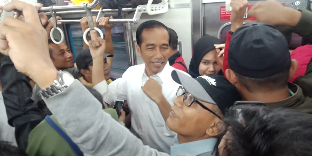 Jokowi Berdesakan Menumpang KRL Menuju Bogor