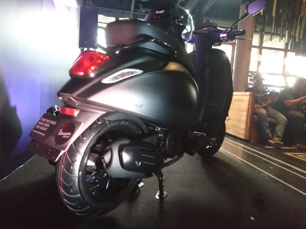Vespa Sprint Notte Andalkan Nuansa Hitam