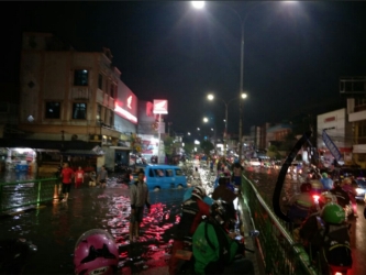 Banjir Rendam Depok, Kendaraan Mengular