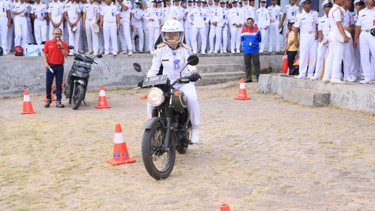 Hindari Berkendara di Sekitar Truk Tangki