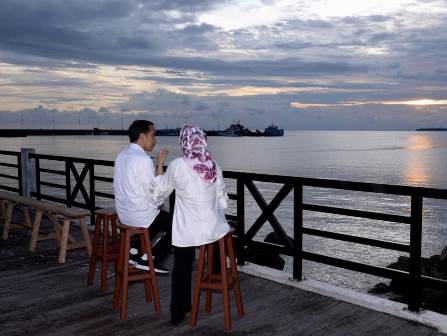 Jokowi: Sungguh Senja yang Indah di Kaimana