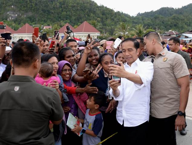 Jokowi: Sungguh Senja yang Indah di Kaimana