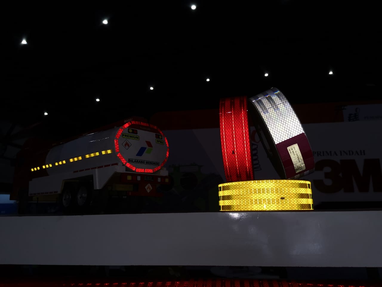 Begini Tata Cara Pasang Stiker Reflektor Di Kendaraan Komersial