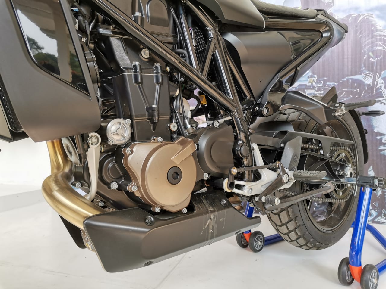 Husqvarna Svartpilen 701 Usung Gaya Scrambler