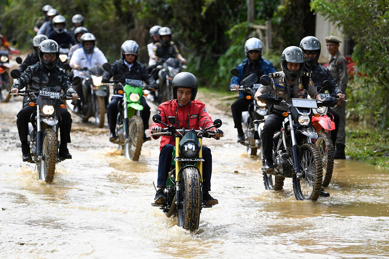 Jajal Jalan Baru Trans Kalimantan, Jokowi Tunggangi Kawasaki W175 Custom