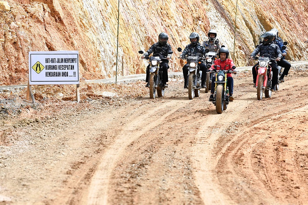 Jajal Jalan Baru Trans Kalimantan, Jokowi Tunggangi Kawasaki W175 Custom