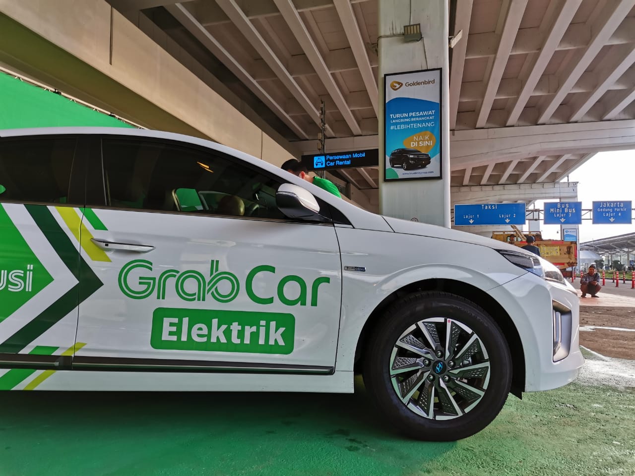 Selain Bluebird, Grab Juga Tawarkan Taksi Listrik di Bandara