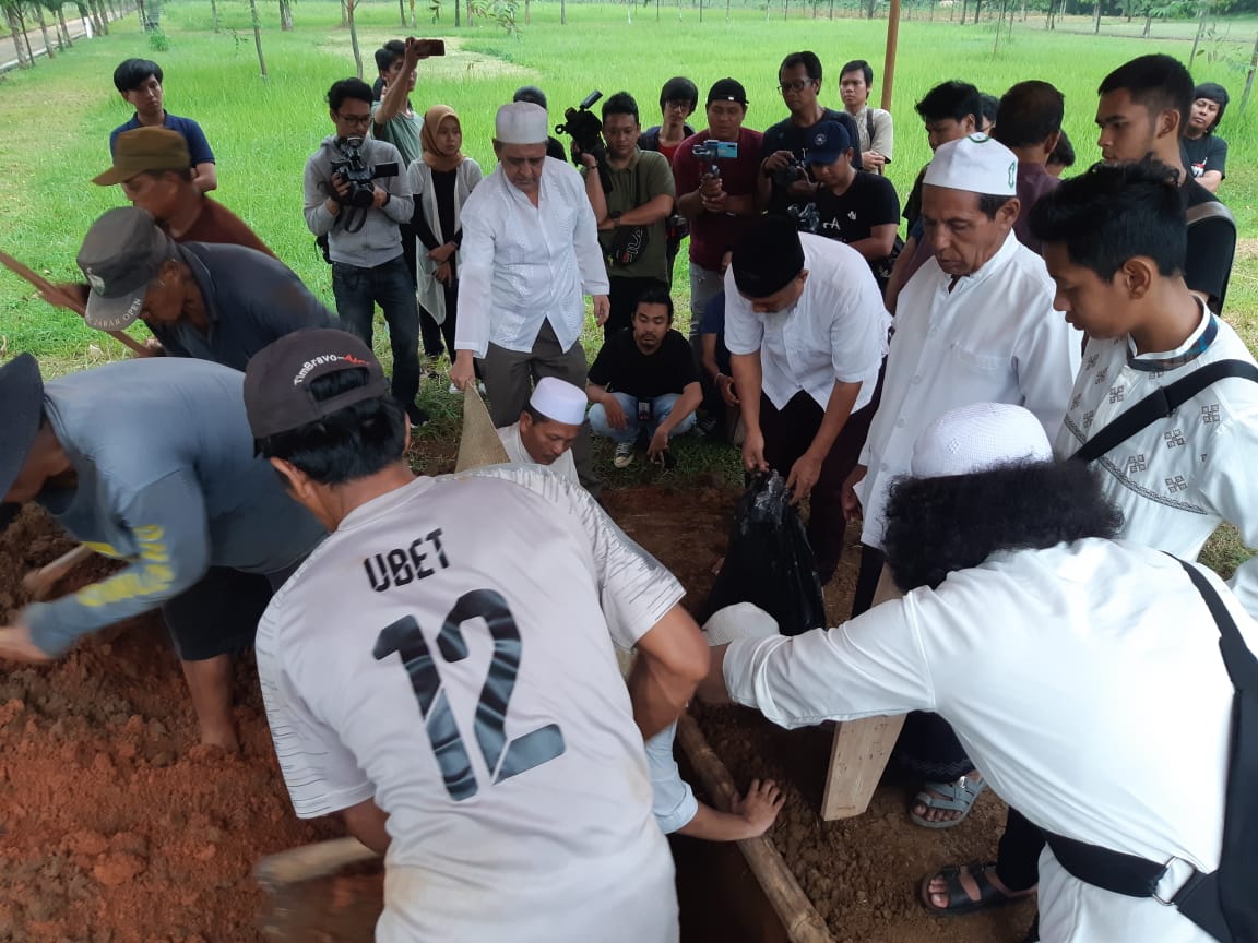 Suasana Pemakaman Rama Aiphama