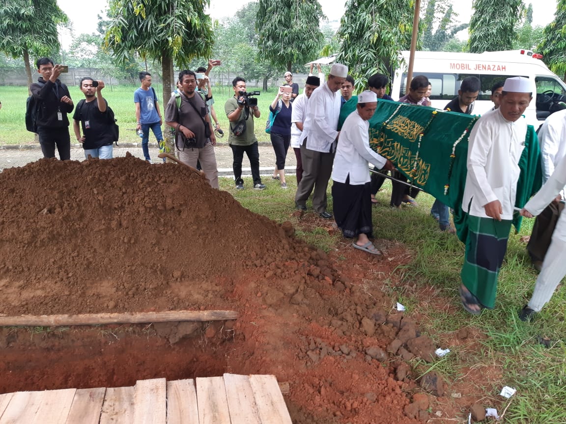 Suasana Pemakaman Rama Aiphama