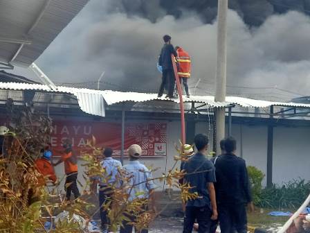 Gudang Elektronik Polytron di Demak Terbakar