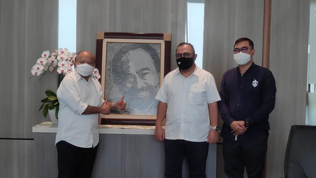 CEO Media Group Mohammad Mirdal Akib dan President Director Metro TV Don Bosco Selamun menerima kolase Surya Paloh dari Direktur Venusa Production Indonesia Tatang Suherman/Oje/Medcom.id
