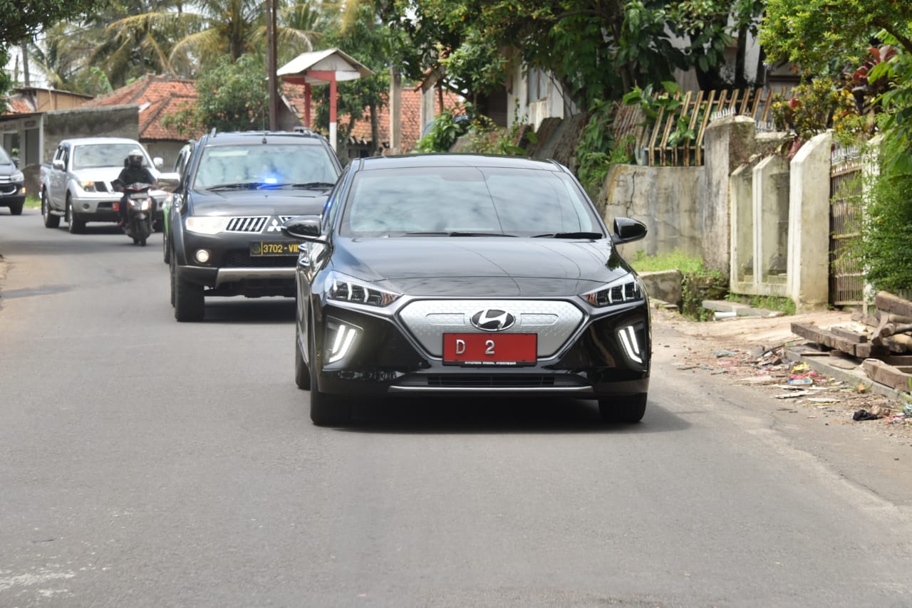Wagub Jabar Kang Uu, Dari Kijang Tua ke Mobil Listrik