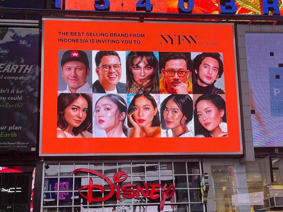 Wow! Luna Maya Nampang di Times Square New York