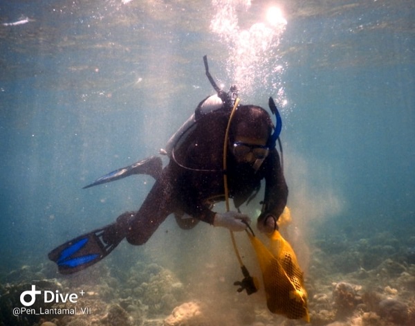 Bahu-Membahu Angkat Sampah dari Bawah Laut