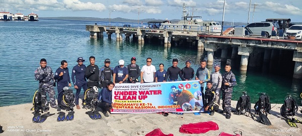 Bahu-Membahu Angkat Sampah dari Bawah Laut