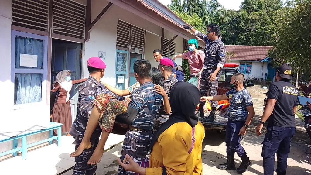 Dramatis, Korban Banjir di Sekadau Melahirkan di Perahu Karet