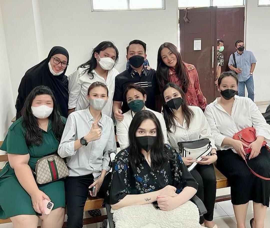 Laura Anna menjalani sidang perdana terkait tuntutan pada Gaga Muhammad yang menyebabkannya lumpuh.