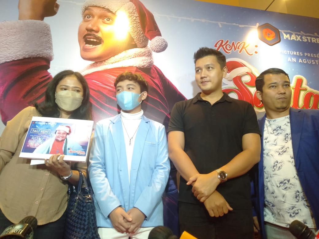 Istri Almarhum Rony Dozer Terima Tali Asih dari Film Santa Claus dari Jakarta