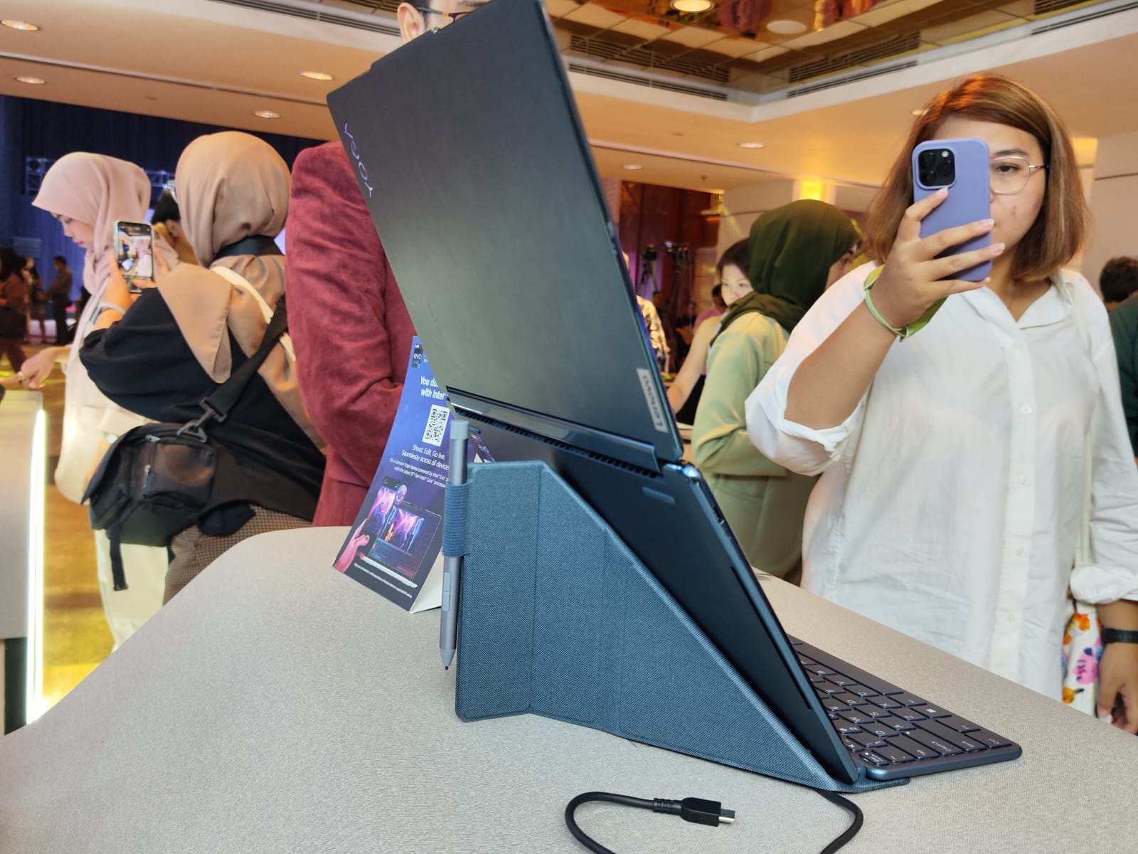 Laptop Layar Ganda Yoga Book 9i Rilis di Indonesia, Harga Rp35 Juta