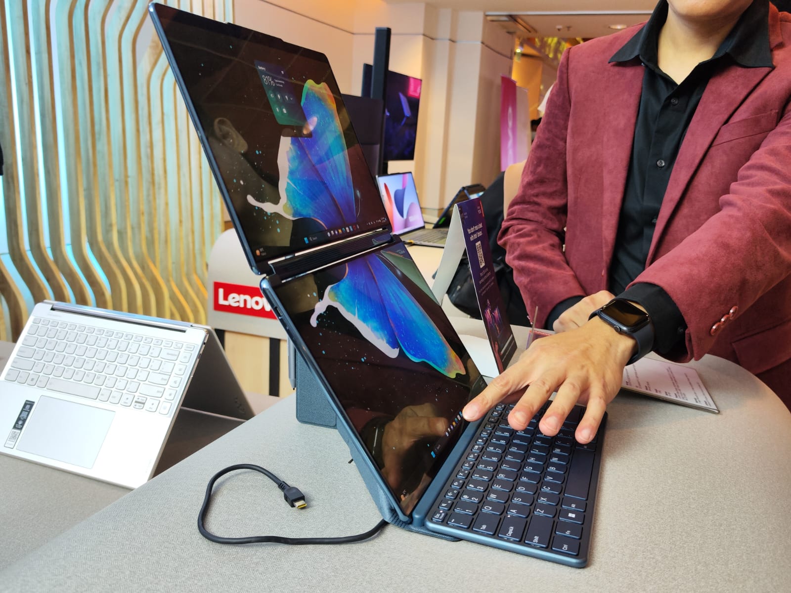 Laptop Layar Ganda Yoga Book 9i Rilis di Indonesia, Harga Rp35 Juta
