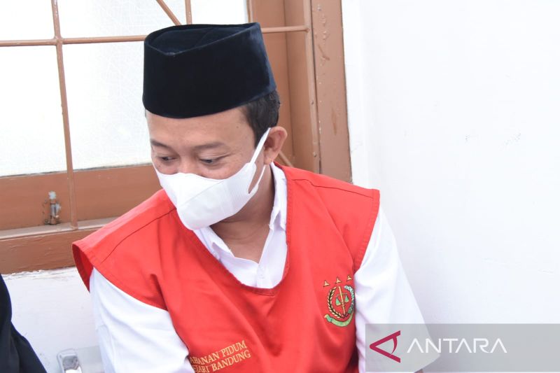 Terpidana kasus pemerkosaan 13 santriwati Herry Wirawan. (ANTARA/HO-Kejati Jawa Barat)