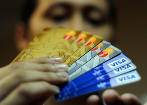 Mulai 1 Desember 2021, kartu debit lama tidak akan bisa lagi digunakan untuk bertransaksi. Foto: Antara/ Rosa Panggabean