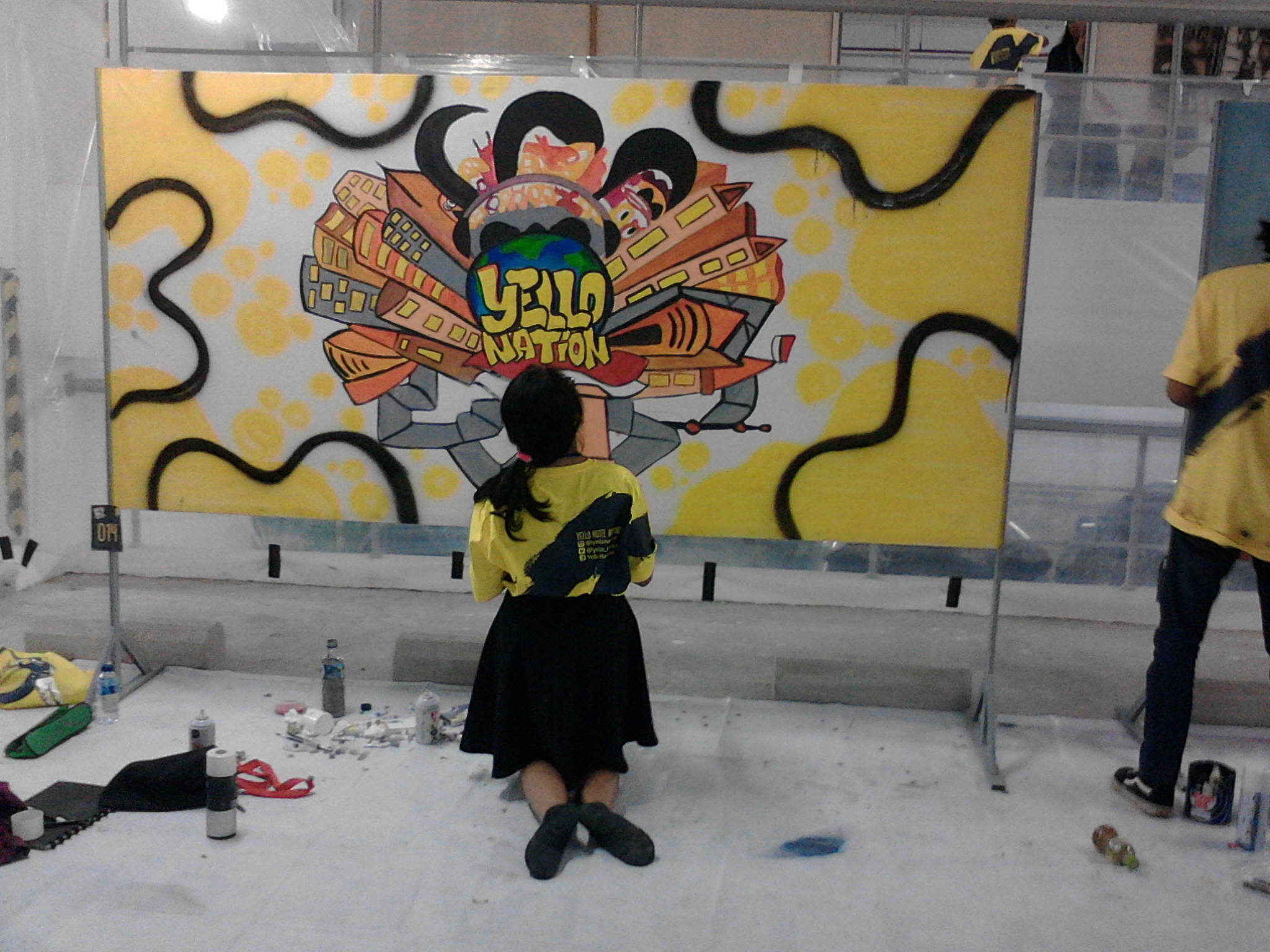 Yello Hotel Harmoni, Pertama Mengajak Grafiti Internasional