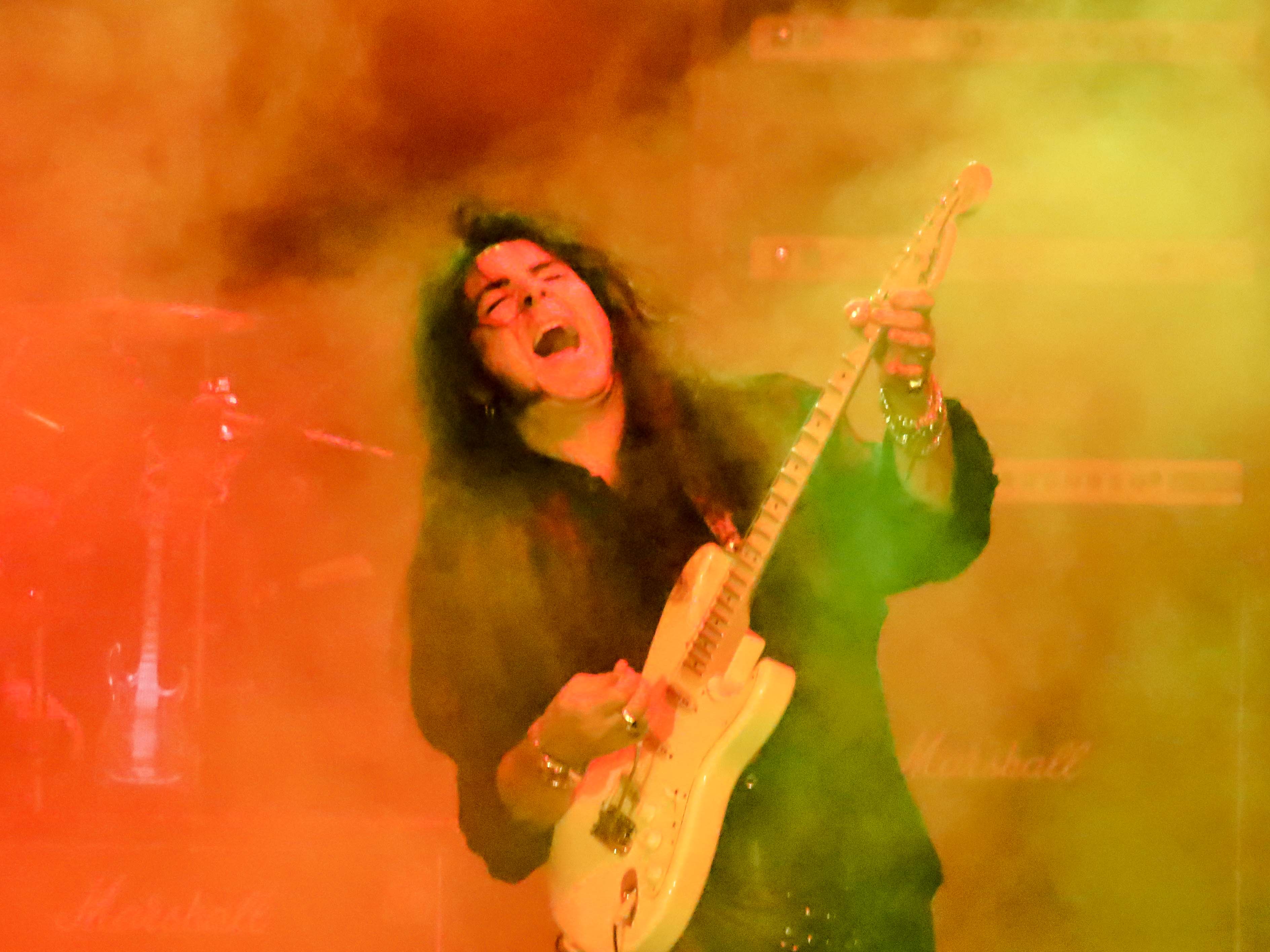 Foto-Foto Konser Lima Dewa Gitar Dunia