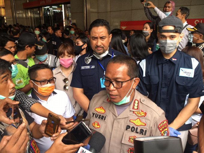 Warga Diminta Berbagi Masker dan <i>Hand Sanitizer</i>