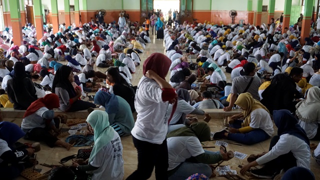 507 Perempuan di Jepara Pecahkan Rekor Muri Mengukir Bersama