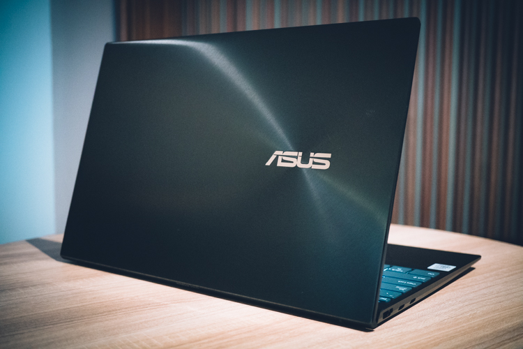 Asus ZenBook 14 (UX425), Paket Ultrabook Mewah dan Super Ringkas