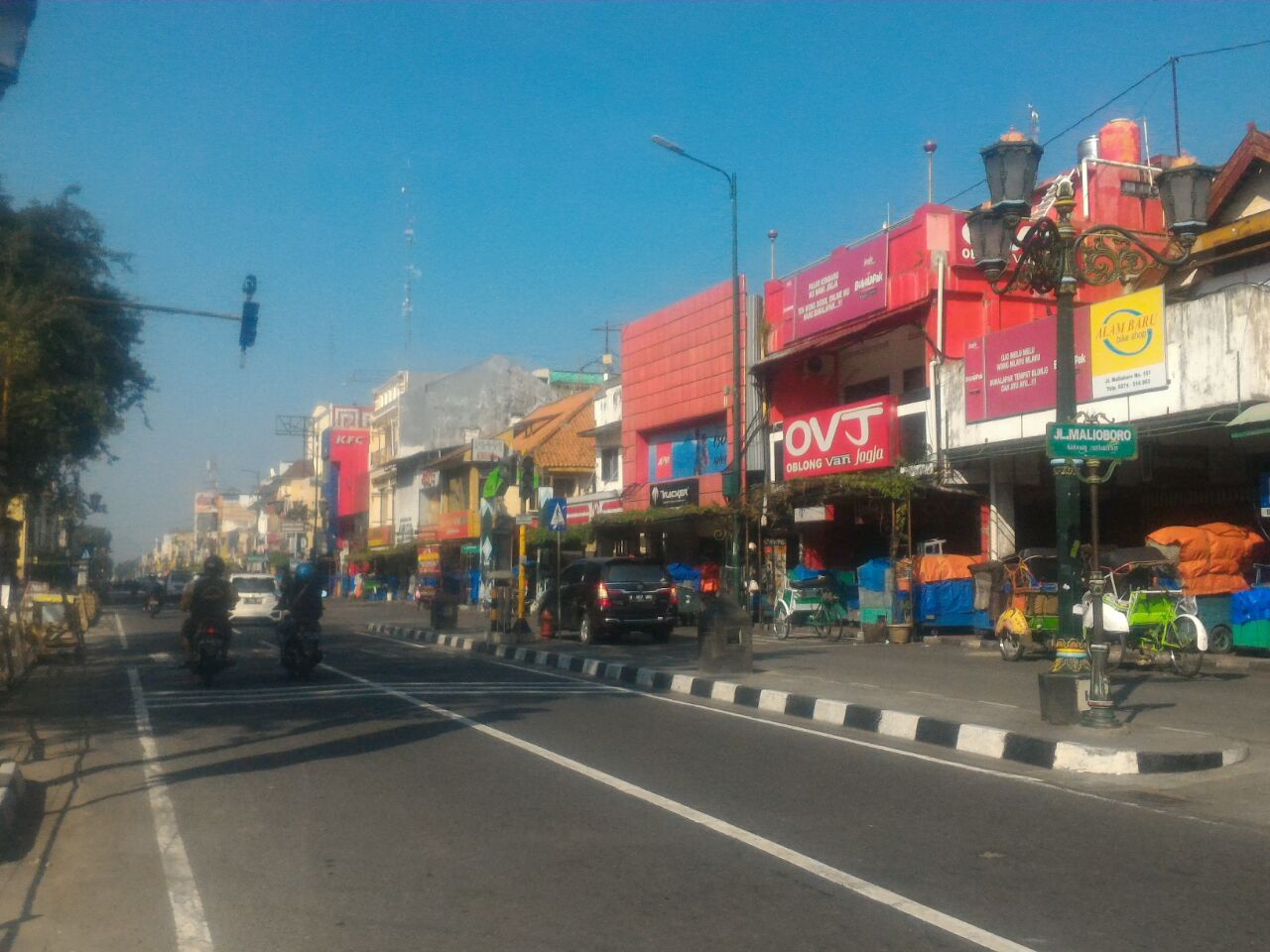 Hari Pertama Lebaran Pertokoan di Malioboro Tutup