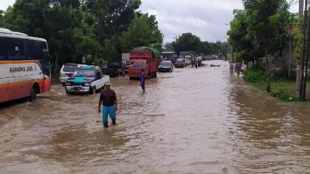 Banjir Putus Jalan Arteri Surabaya Madiun