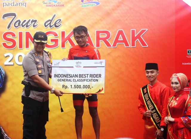 Berkacamata Tebal, Pembalap Sepeda Ini Justru Cetak <i>Hattrick</i>