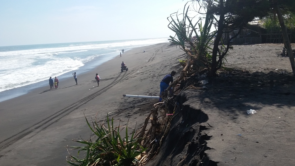 Belasan Bangunan di Pantai Depok Terancam Abrasi