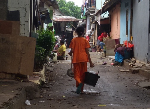 Bocah Ini Mengurus Adik dan Ayah yang Polio