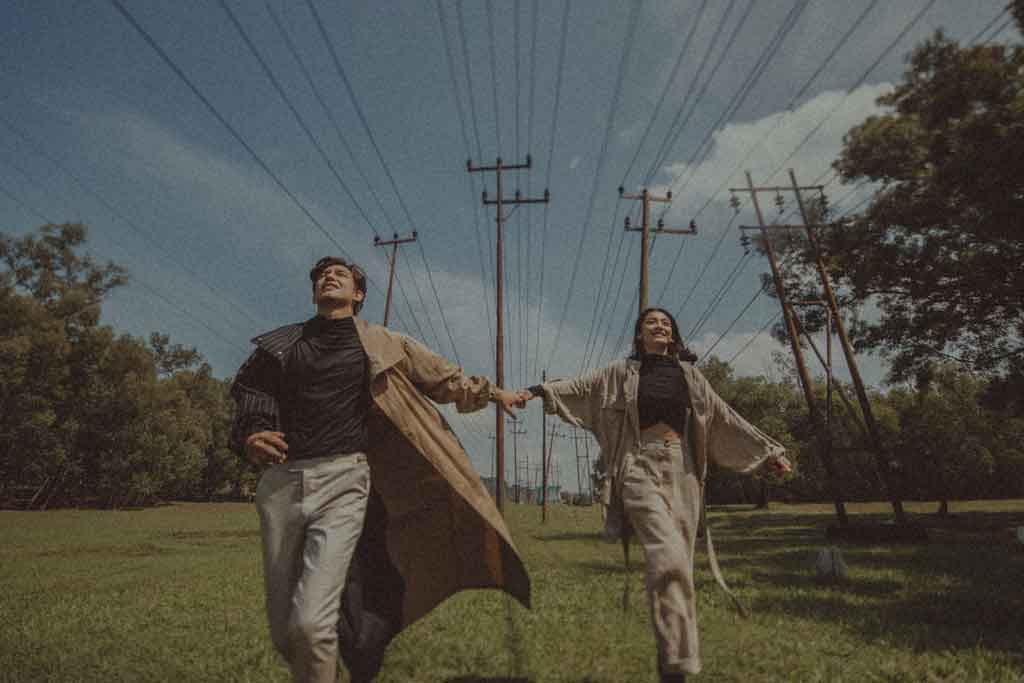 Foto-foto Prewedding Adipati Dolken dan Canti Tachril