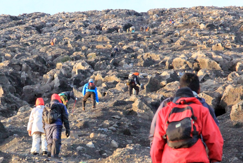 Pencarian Dihentikan, Pendaki Swiss Dipastikan Hilang di Semeru