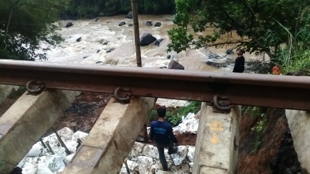 Kereta Sukabumi Anjlok di Stasiun Cibadak