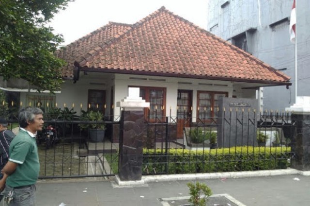 Ketulusan Seorang PKL Jaga Rumah Bersejarah Inggit Garnasih