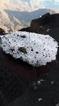 Ada Bongkahan Es di Puncak Semeru