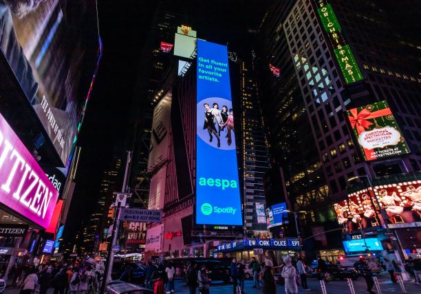 Aespa di iklan Spotify di Times Square. Foto: Twitter @aespa_official