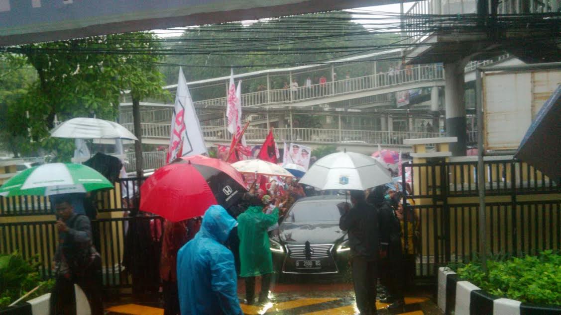 Tiba di KPU DKI, Ahok-Djarot Terjang Hujan