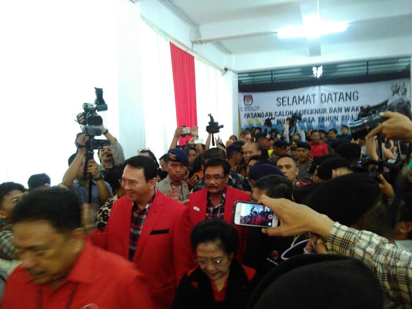 Megawati Pakaikan Ahok Jas Merah