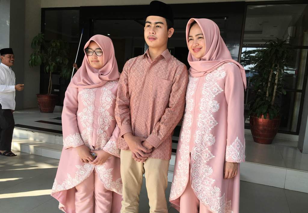 Usai Salat & Silaturahim, Airin Jenguk Suami