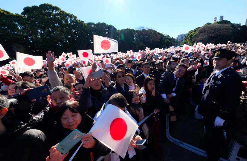 Tangis Haru di Perayaan Tahun Baru Terakhir Kaisar Jepang