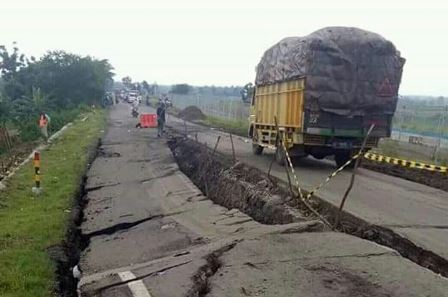 Jalan Utama Brebes-Purwokerto Ambles