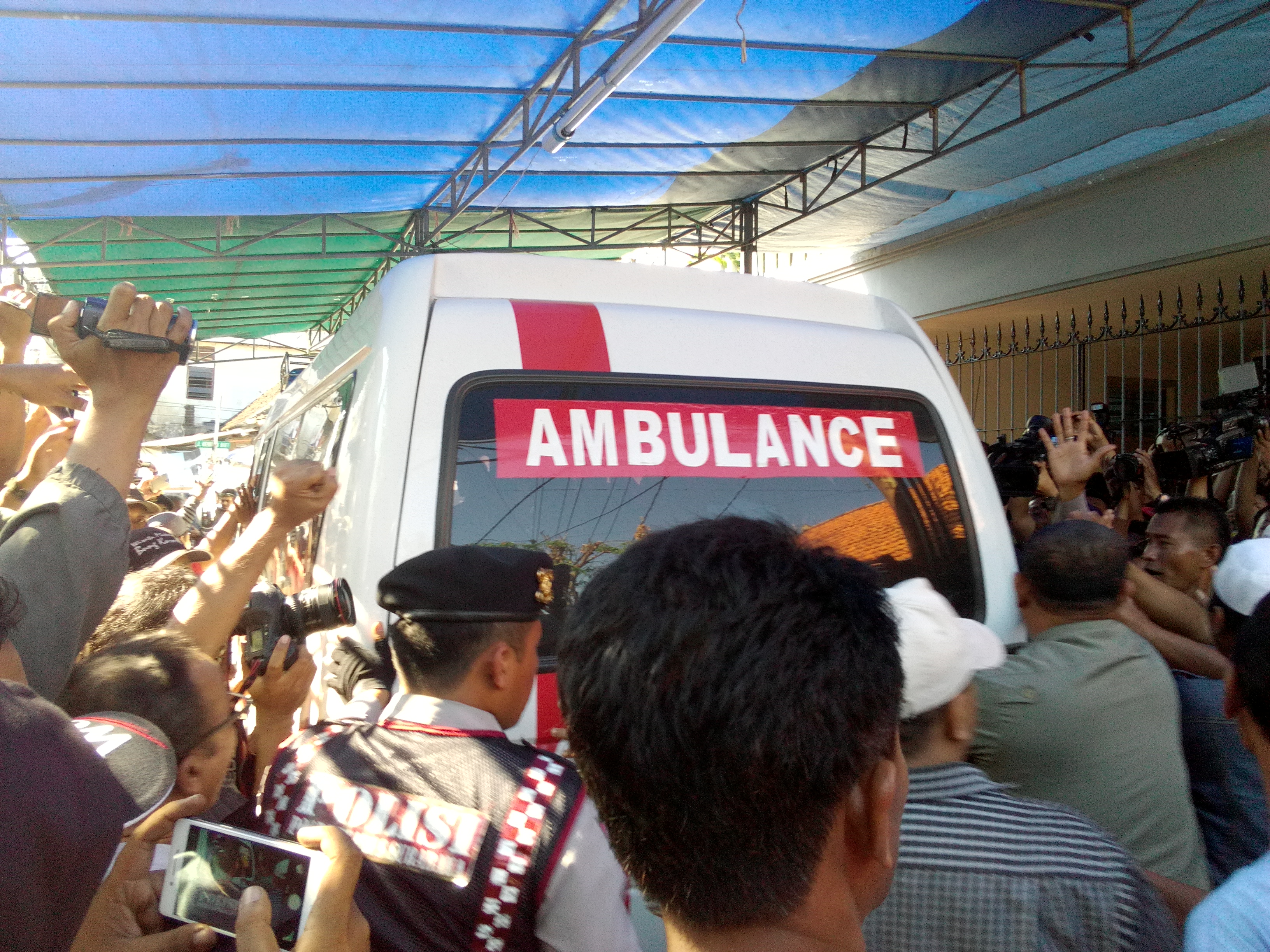 DIkawal Polisi, Jasad Freddy Tiba di Rumah Duka